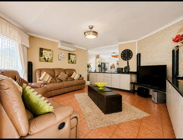4 BEDROOM HOUSE FOR SALE IN THREE RIVERS EAST